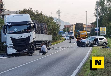 Olginate, incidente in via Spluga tra autoarticolato e auto